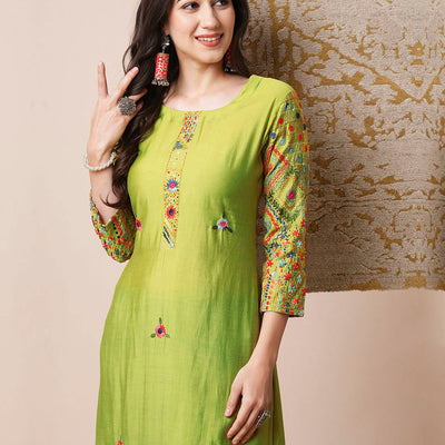 Solid Floral Embroidered Straight Fit Kurta - Green