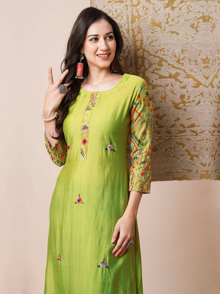 Solid Floral Embroidered Straight Fit Kurta - Green