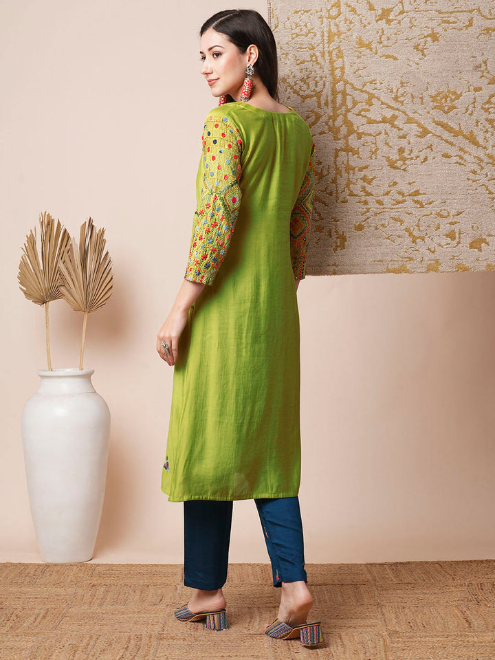 Solid Floral Embroidered Straight Fit Kurta - Green