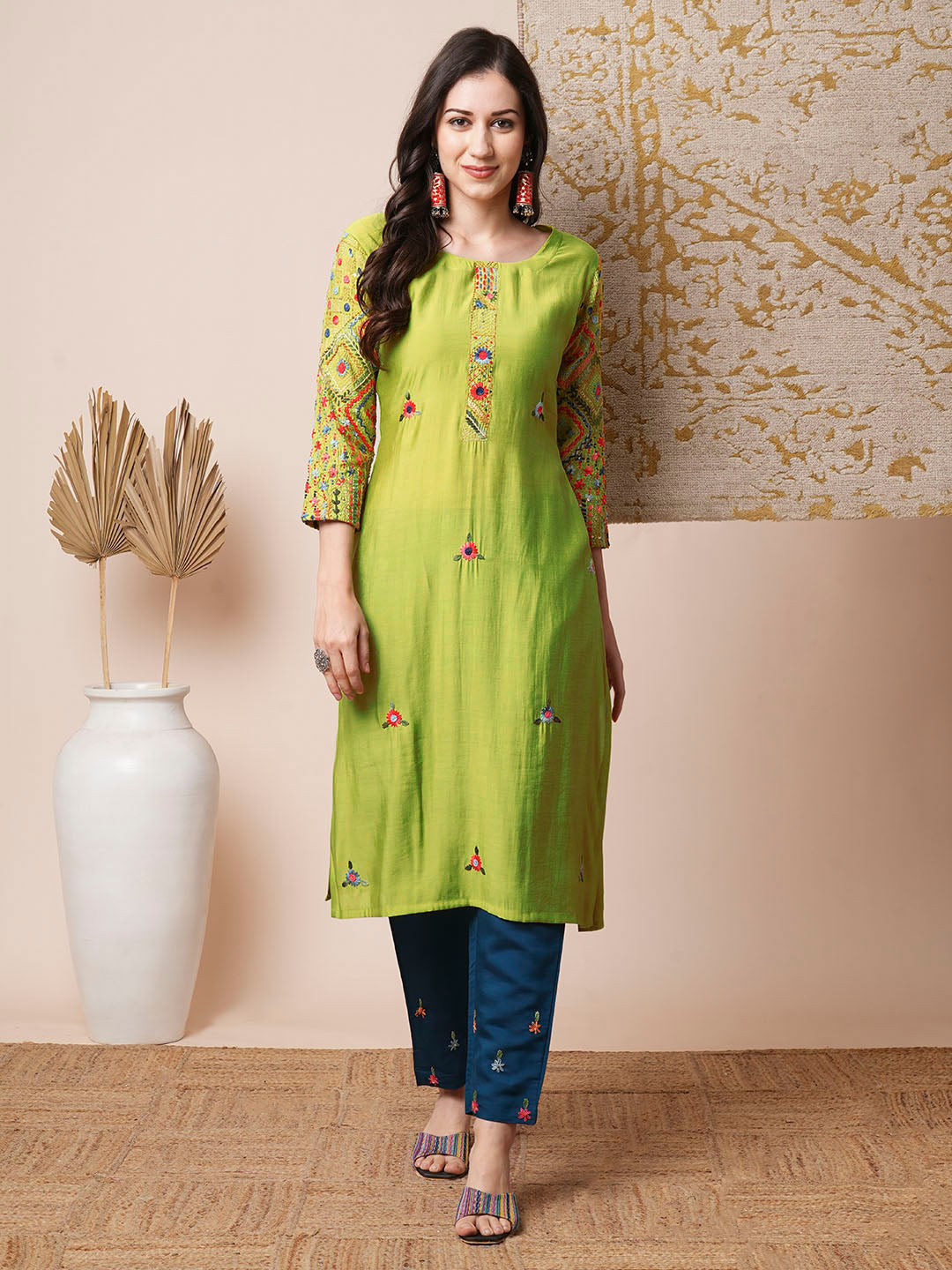 Solid Floral Embroidered Straight Fit Kurta - Green