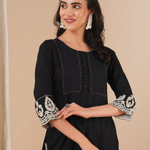 Solid Ethnic Embroidered Straight Fit Kurta - Black