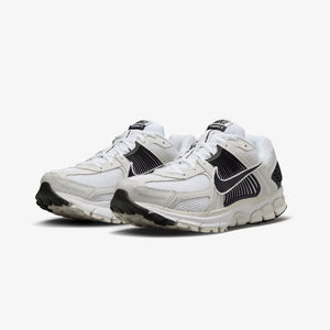 NIKE | ZOOM VOMERO 5 { WHITE/BLACK-PLATINUM TINT-MTLC PLATINUM