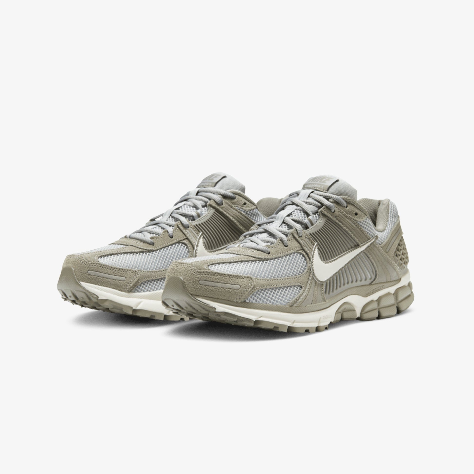 NIKE | ZOOM VOMERO 5 { DARK STUCCO/PHANTOM-LT SMOKE GREY