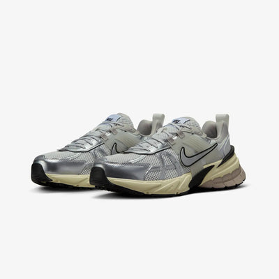 Nike | V2K RUN  { SUMMIT WHITE/METALLIC SILVER