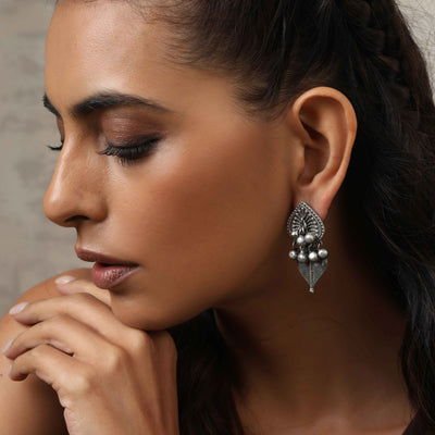 trueBrowns Silver Tone Leaf Stud Earrings