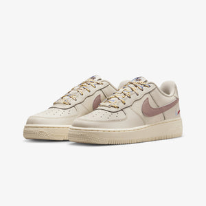NIKE | AIR FORCE 1 LV8 1 (GS) { LT OREWOOD BRN/MALT-BURGUNDY CRUSH