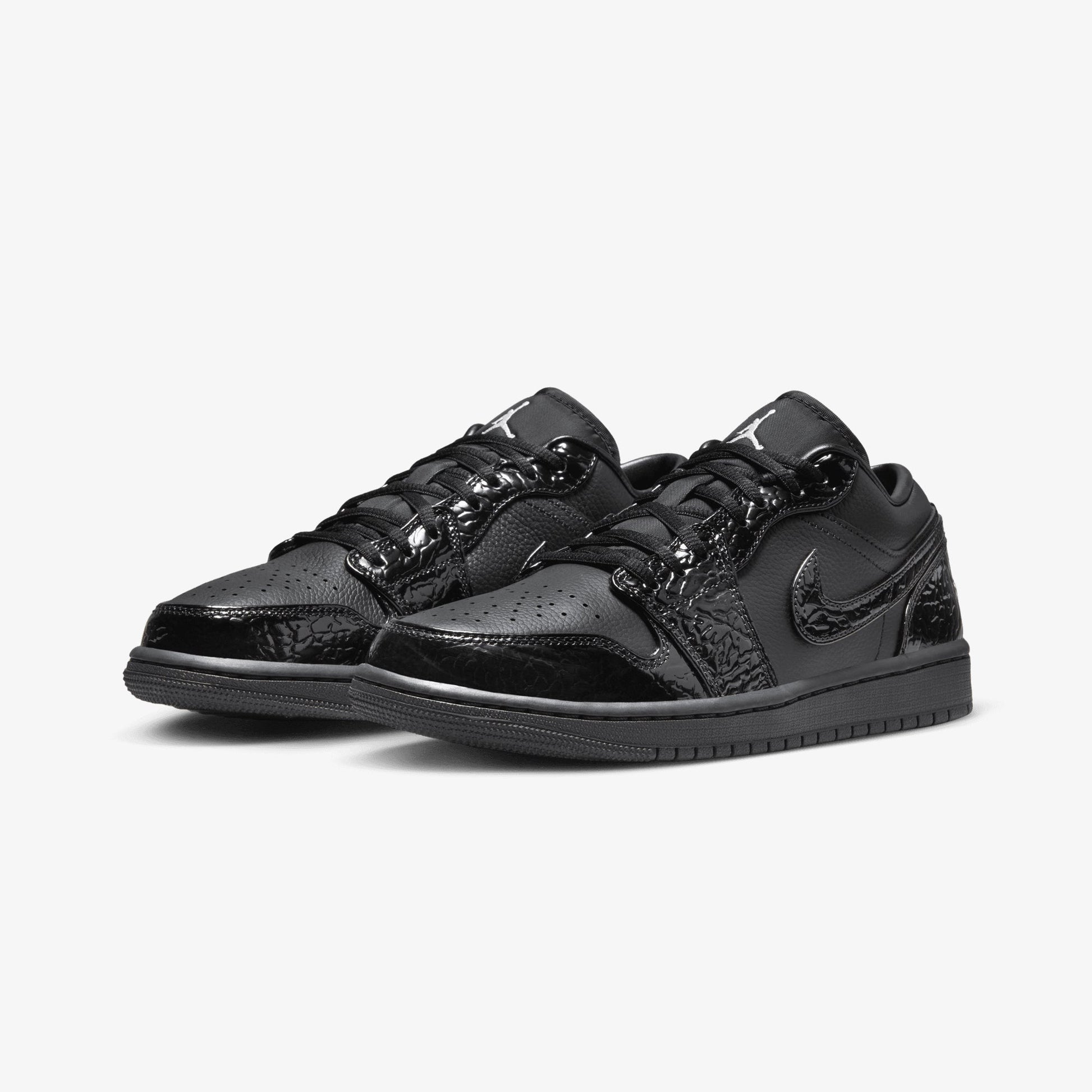 JORDAN | AIR JORDAN 1 LOW SE { BLACK/BLACK-WHITE-METALLIC SILVER