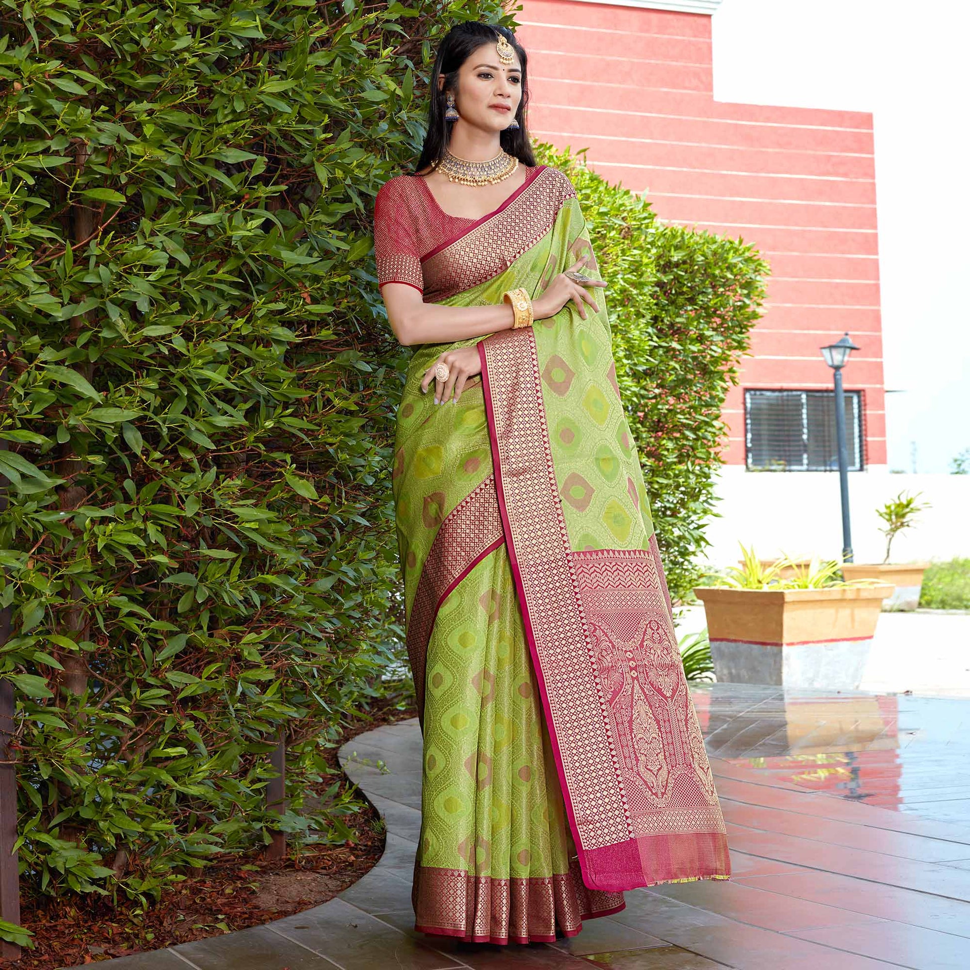 green-woven-art-silk-saree-10