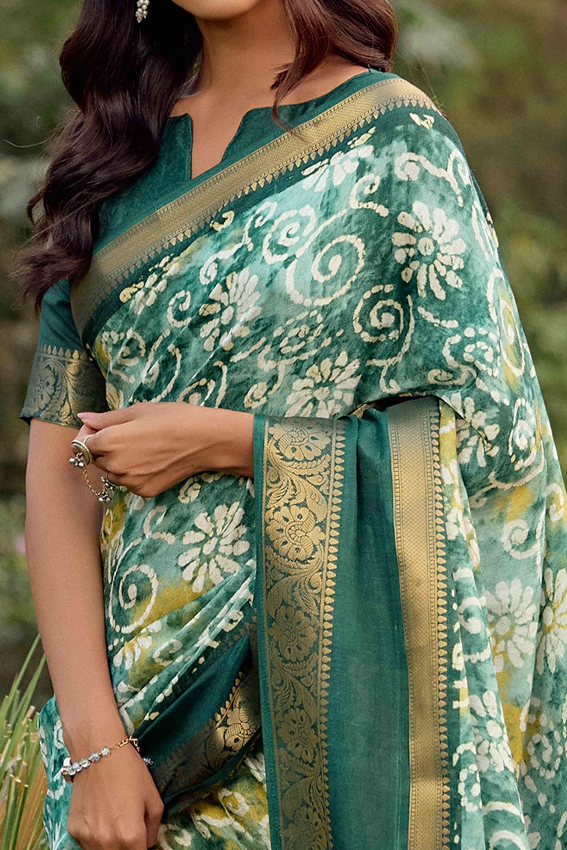 green-floral-printed-dola-silk-saree-9