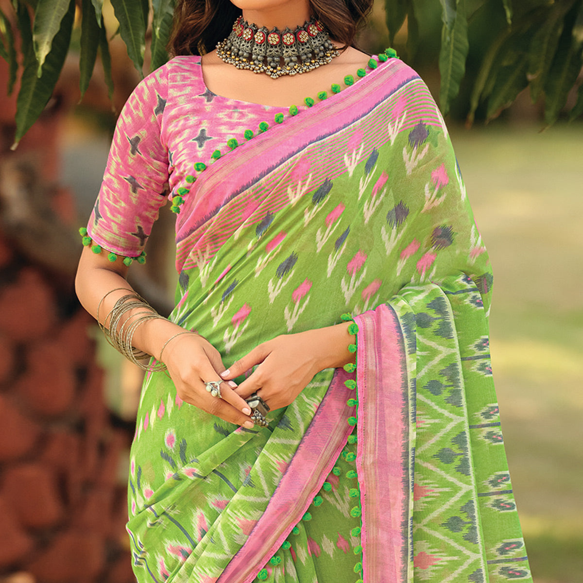 green-printed-cotton-blend-saree-with-pumpum-lace