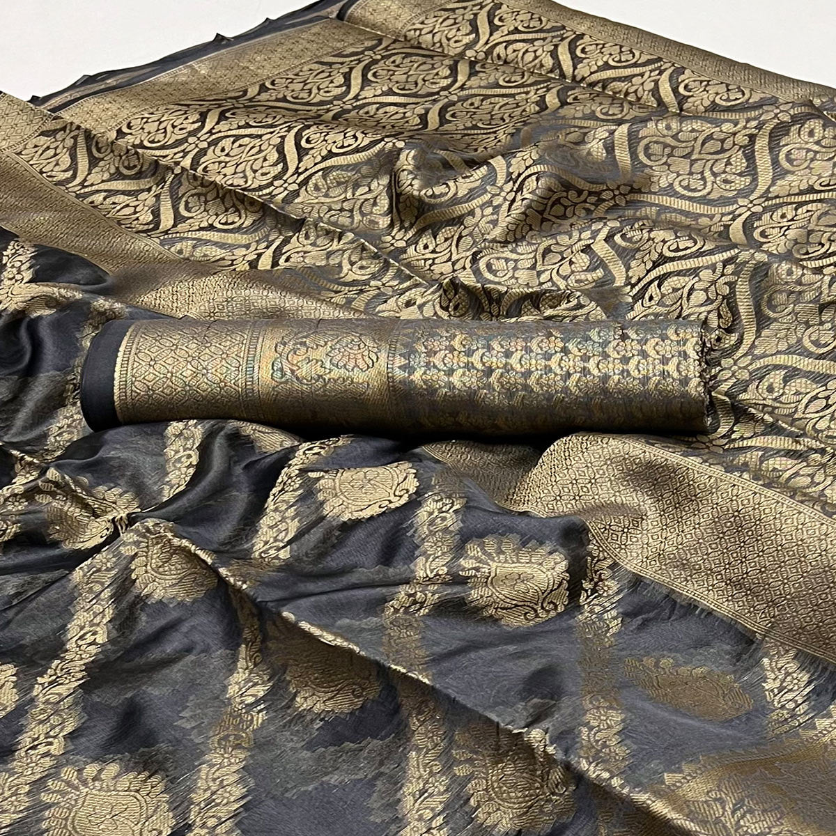 grey-floral-woven-organza-saree-10