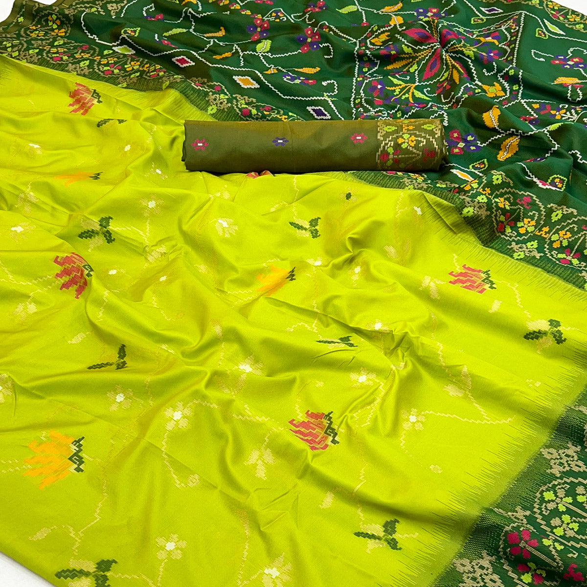 green-floral-woven-pure-silk-saree-9