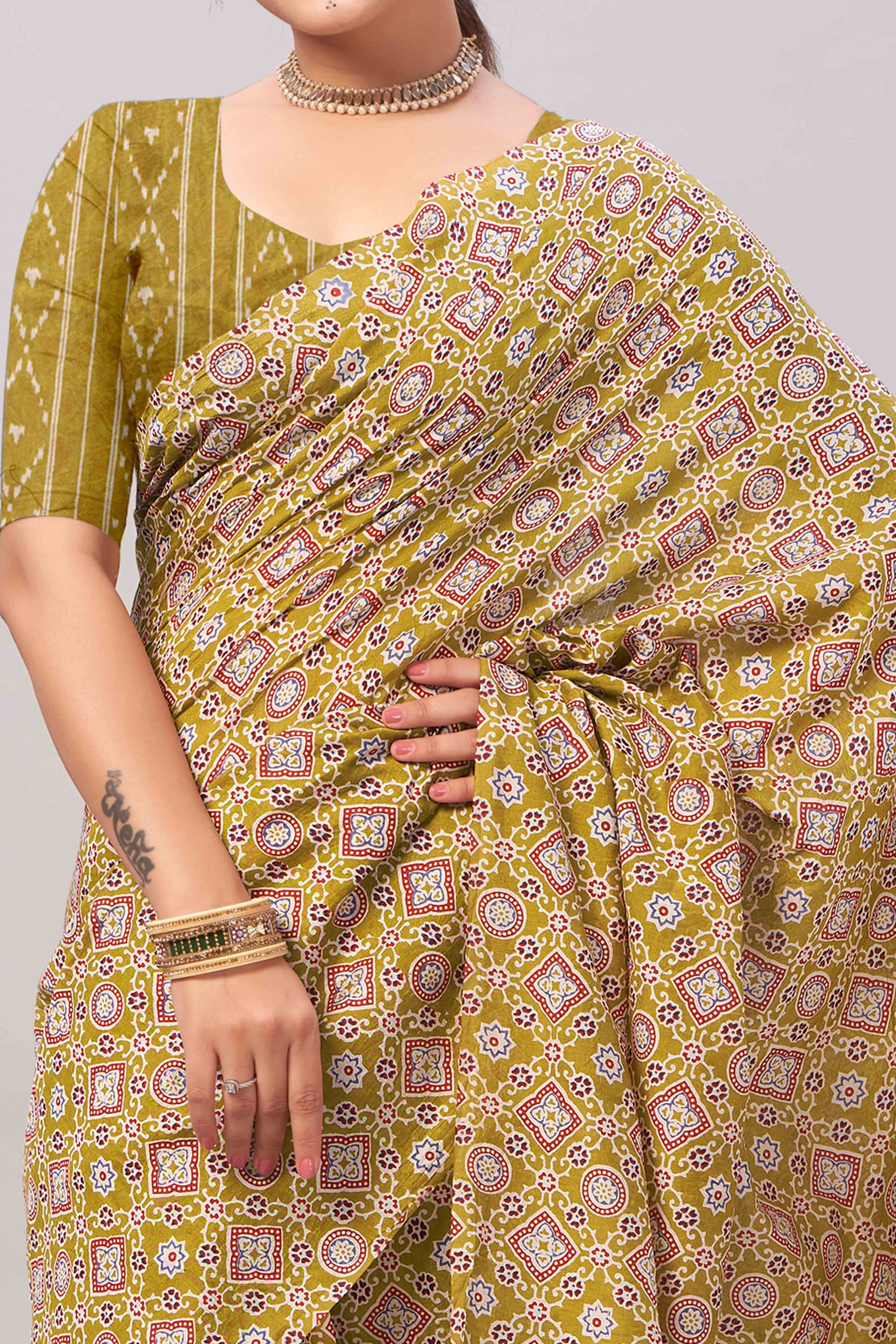 green-ajrakh-printed-cotton-blend-saree-39