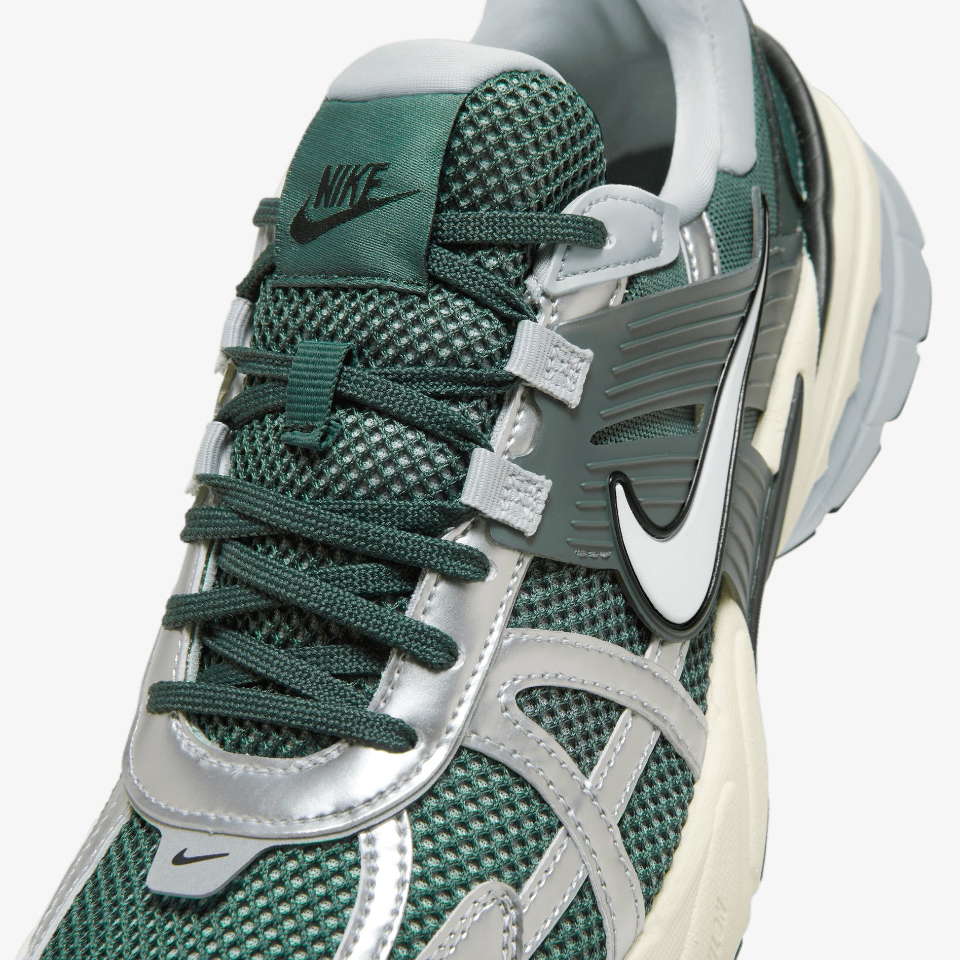 Nike | V2K RUN  { VINTAGE GREEN/VINTAGE GREEN
