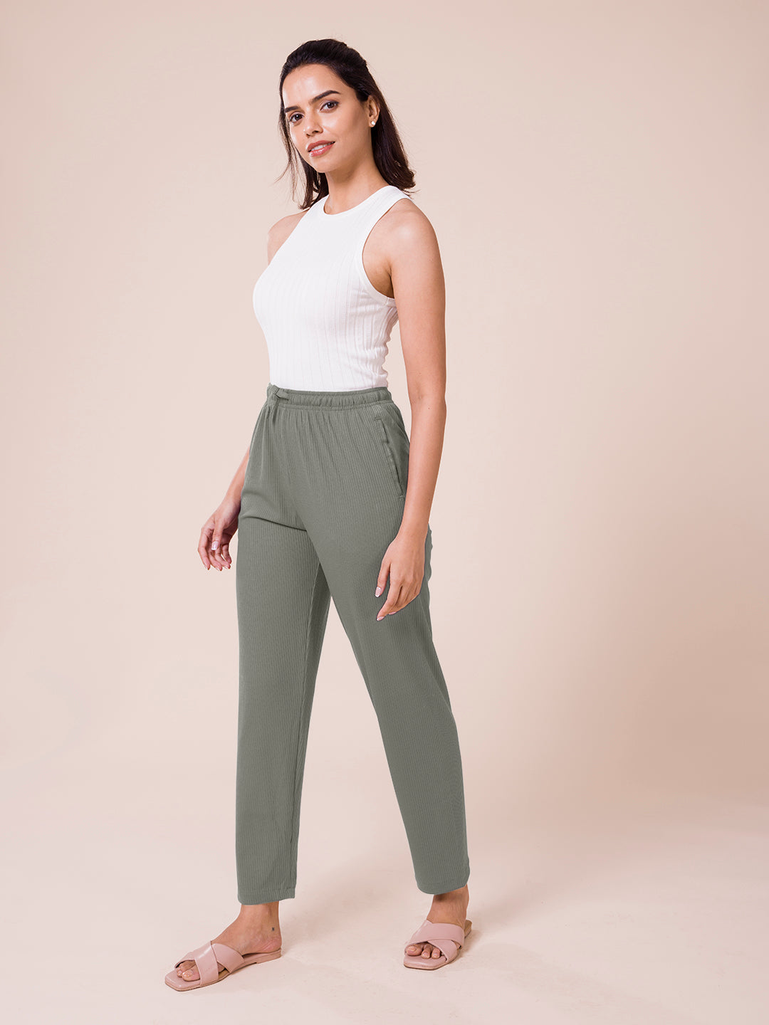 Women Solid Ebony Grey Mid Rise Casual Rib Pants