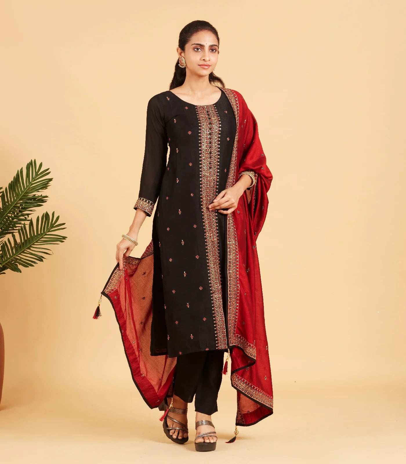 Black Kurta Set With Contrast Red Dupatta