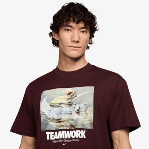 NIKE | MAX90 T-SHIRT { BURGUNDY CRUSH