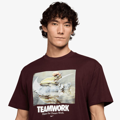 NIKE | MAX90 T-SHIRT { BURGUNDY CRUSH