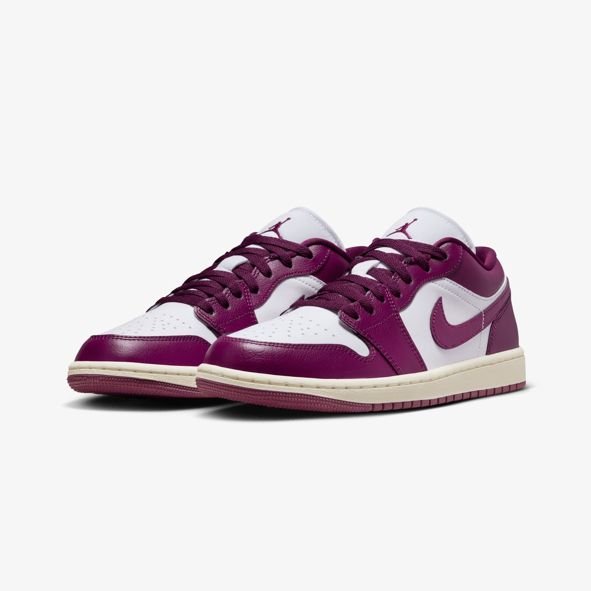 JORDAN | AIR JORDAN 1 LOW { WHITE/BORDEAUX-SAIL