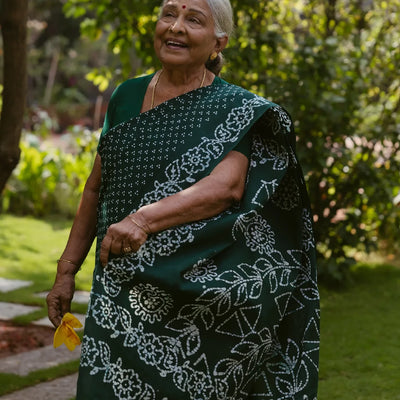 Bottle Green Sungudi Cotton Saree With Tie & Dye Floral Motifs