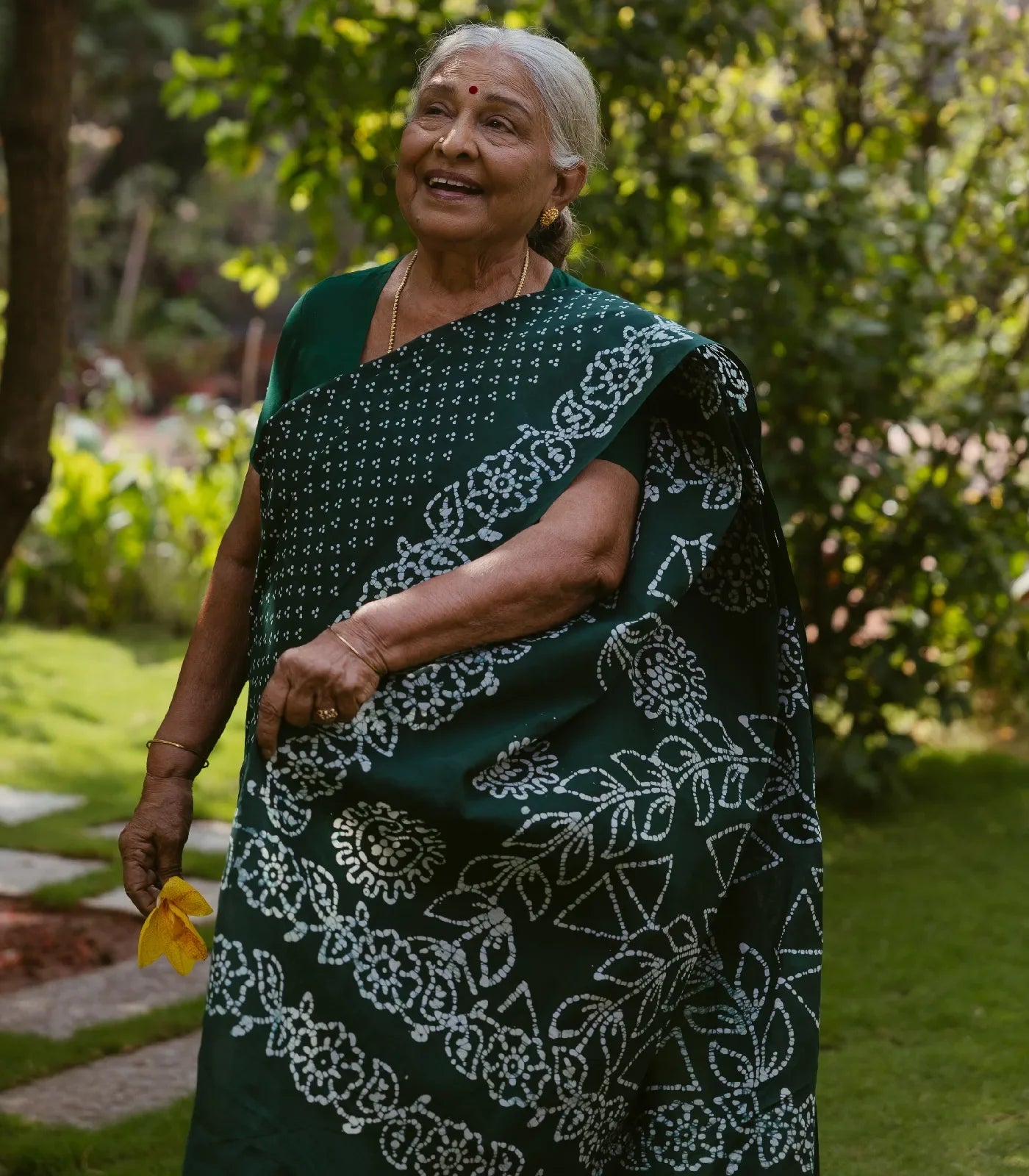 Bottle Green Sungudi Cotton Saree With Tie & Dye Floral Motifs