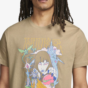 Nike | NSW TEE FANTASY GRAPHIC  { KHAKI