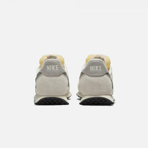 Nike | WAFFLE TRAINER 2 SE  { SAIL/MEDIUM GREY