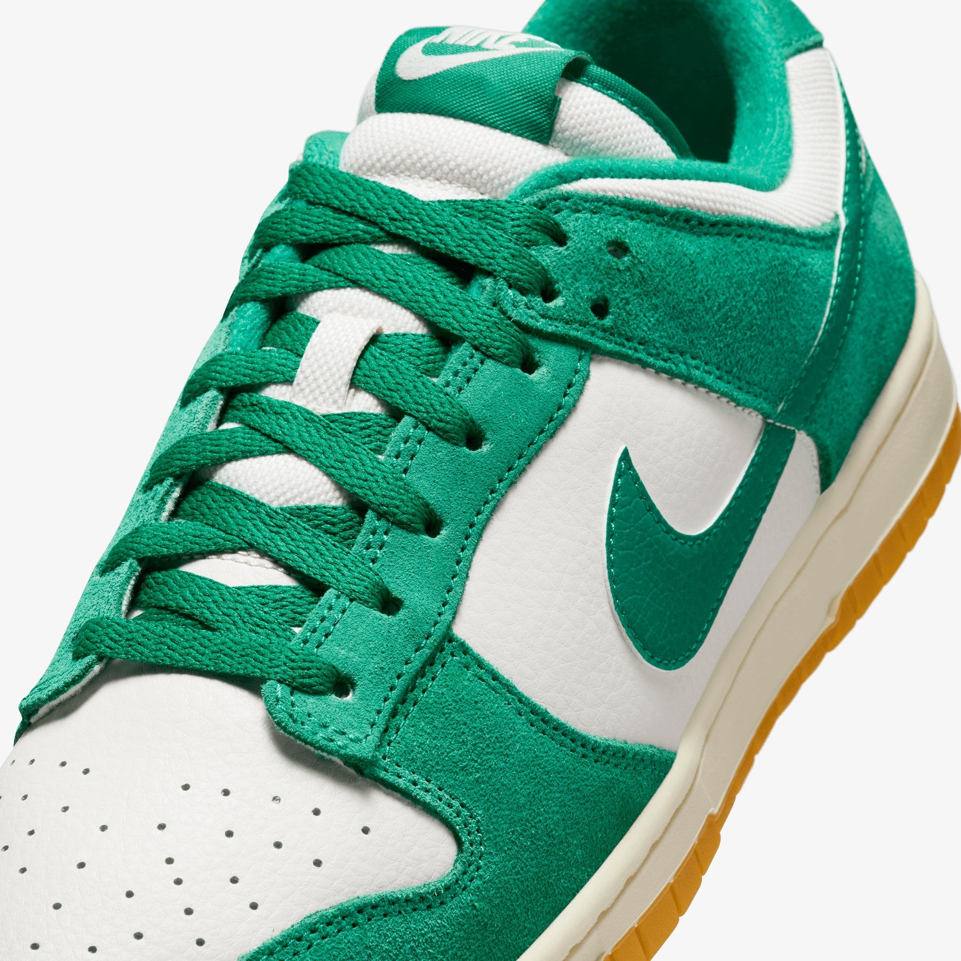 NIKE | DUNK LOW RETRO { PHANTOM/MALACHITE-GUM LIGHT BROWN