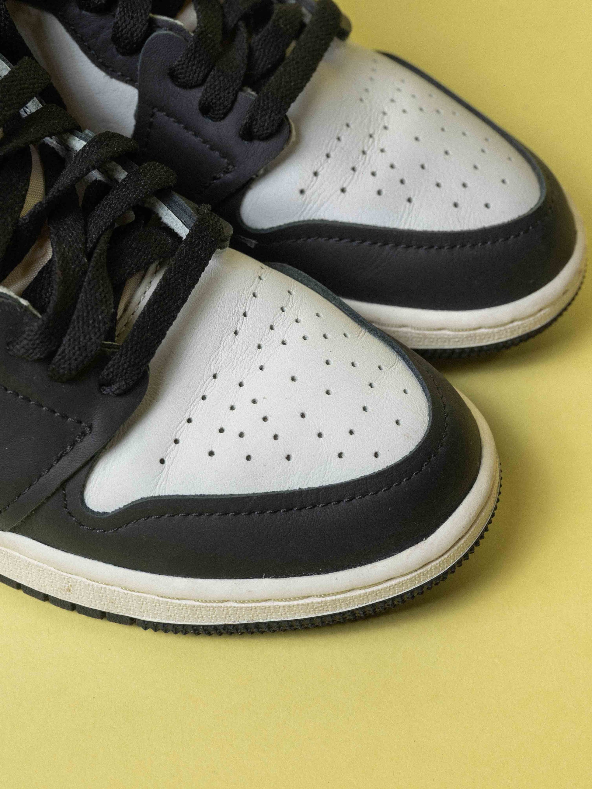 Nike Air Jordan 1 Retro High White Black Volt University Gold