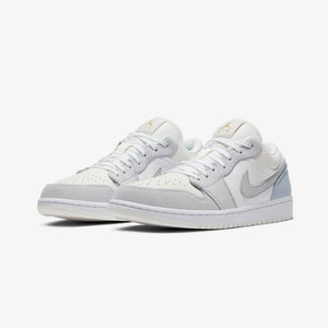 JORDAN | AIR JORDAN 1 LOW { WHITE/SKY GREY-FOOTBALL GREY