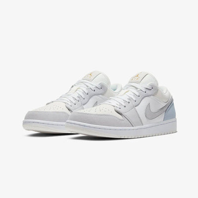 JORDAN | AIR JORDAN 1 LOW { WHITE/SKY GREY-FOOTBALL GREY