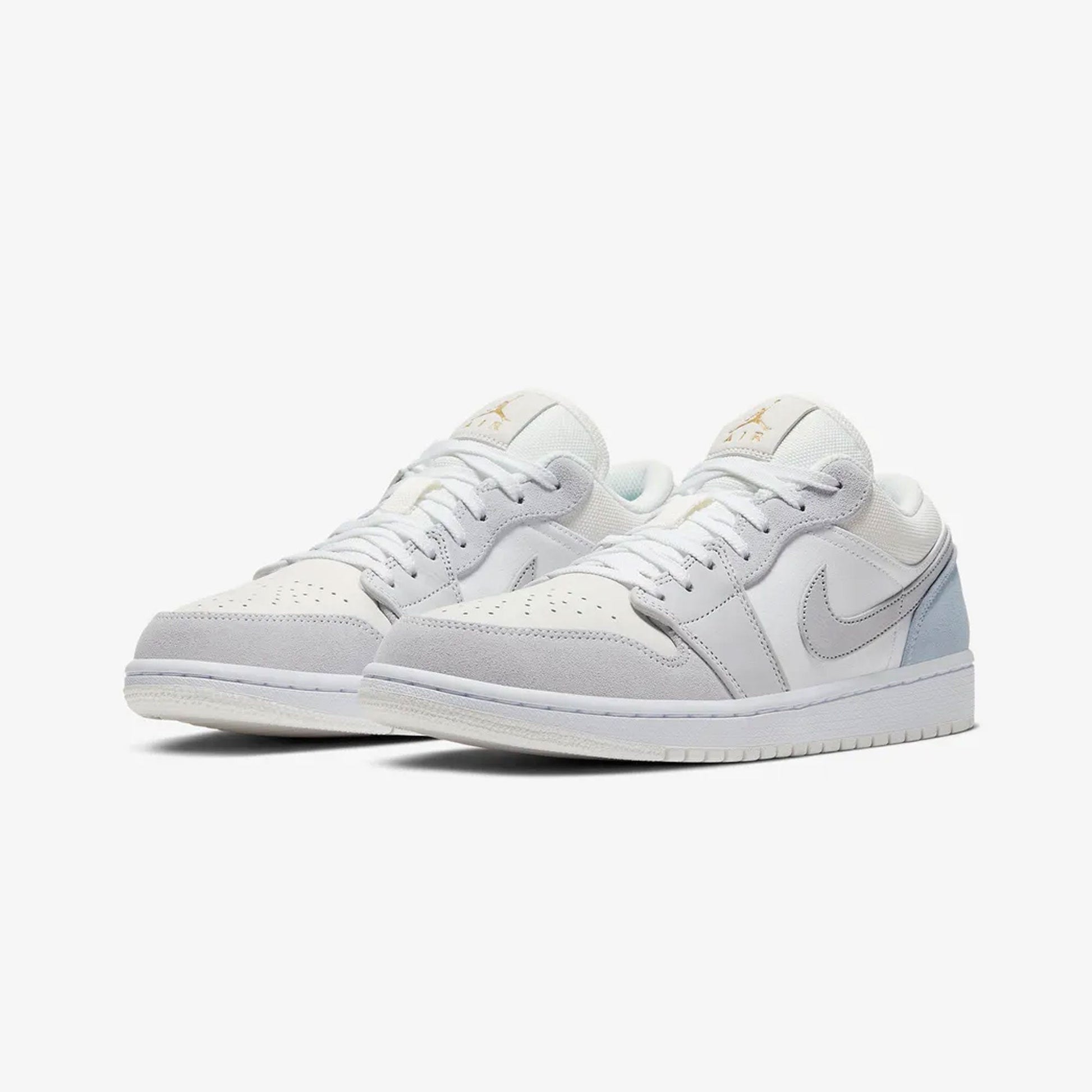 JORDAN | AIR JORDAN 1 LOW { WHITE/SKY GREY-FOOTBALL GREY