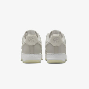 Nike | AIR FORCE 1 '07 LV8 { LIGHT BONE/SUMMIT WHITE-LT IRON ORE