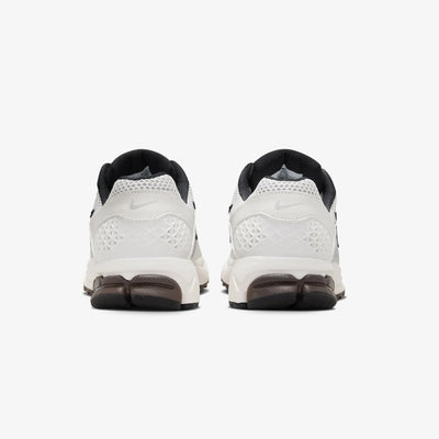 Nike | ZOOM VOMERO 5  { PHANTOM/MTLC PLATINUM-LT IRON ORE