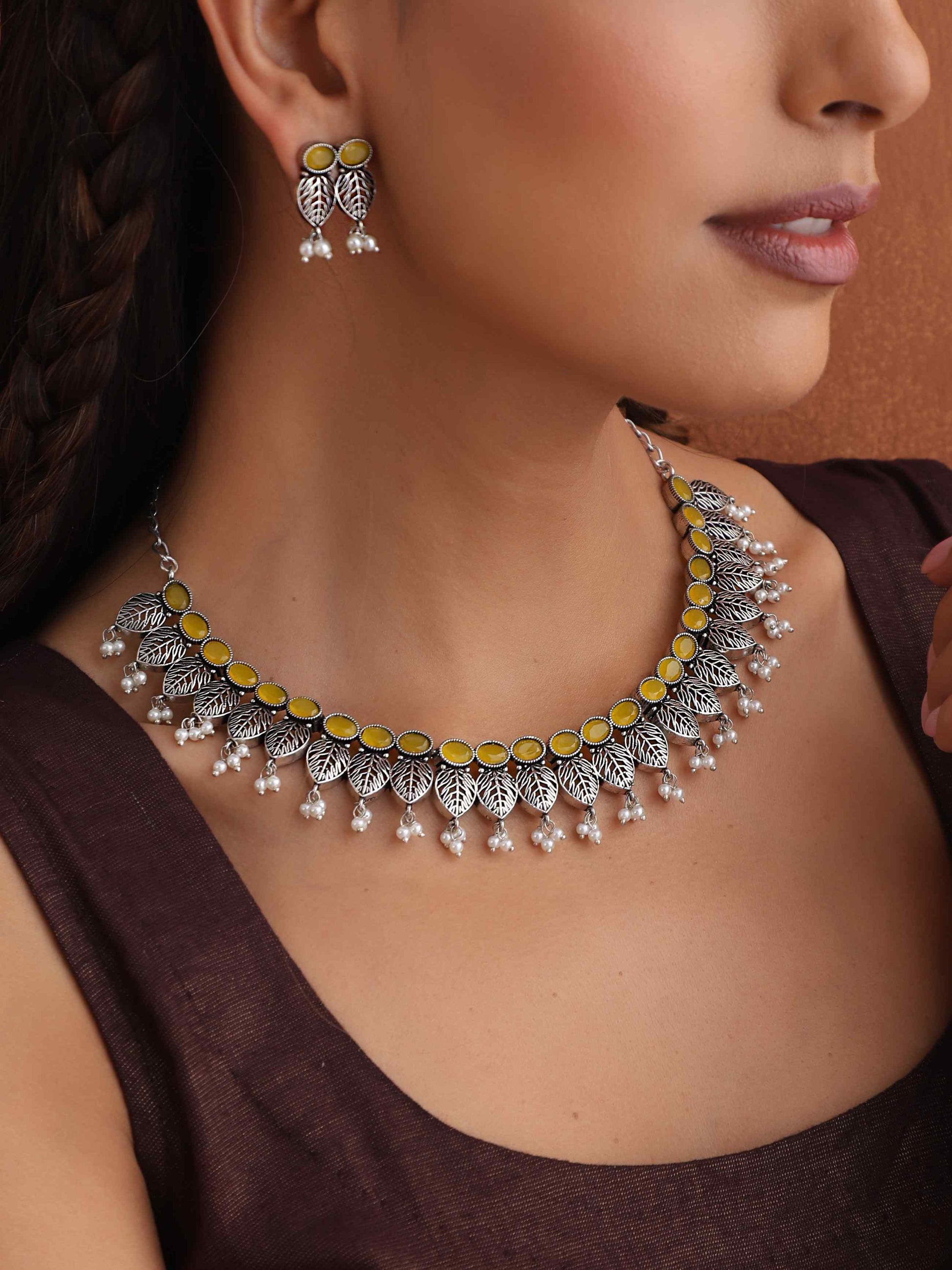 trueBrowns Silver Tone Stone Necklace Set
