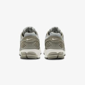 NIKE | ZOOM VOMERO 5 { DARK STUCCO/PHANTOM-LT SMOKE GREY