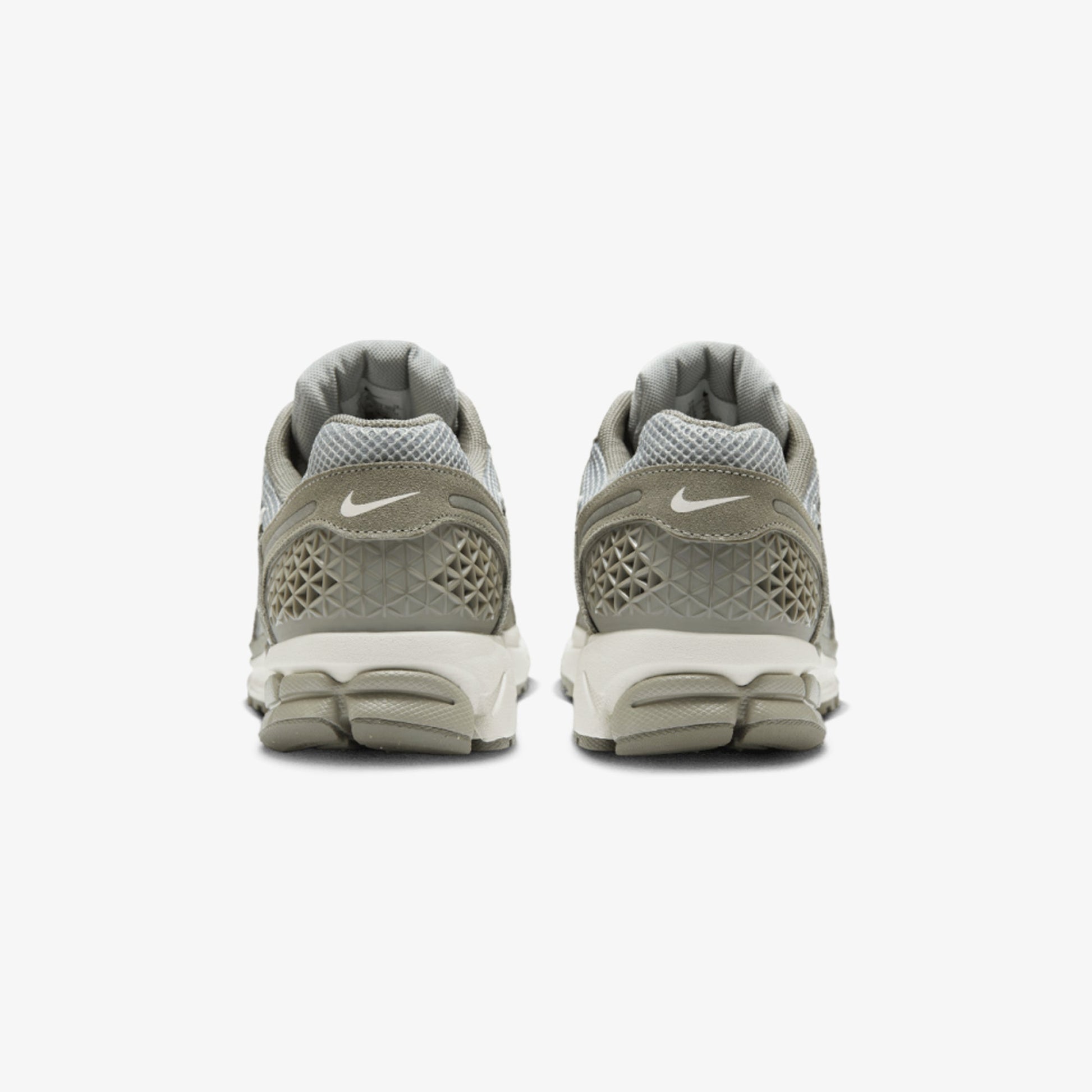 NIKE | ZOOM VOMERO 5 { DARK STUCCO/PHANTOM-LT SMOKE GREY