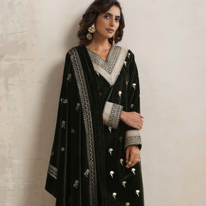 trueBrowns Green Velvet Floral Embroidered Kurta Pant Dupatta Set