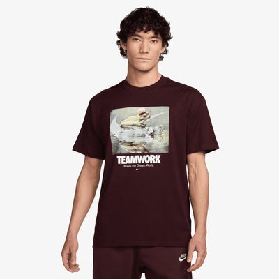 NIKE | MAX90 T-SHIRT { BURGUNDY CRUSH