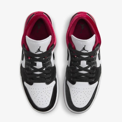 Jordan | AIR JORDAN 1 LOW { BLACK/BLACK-WHITE-TEAM RED