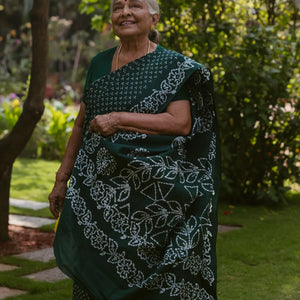 Bottle Green Sungudi Cotton Saree With Tie & Dye Floral Motifs