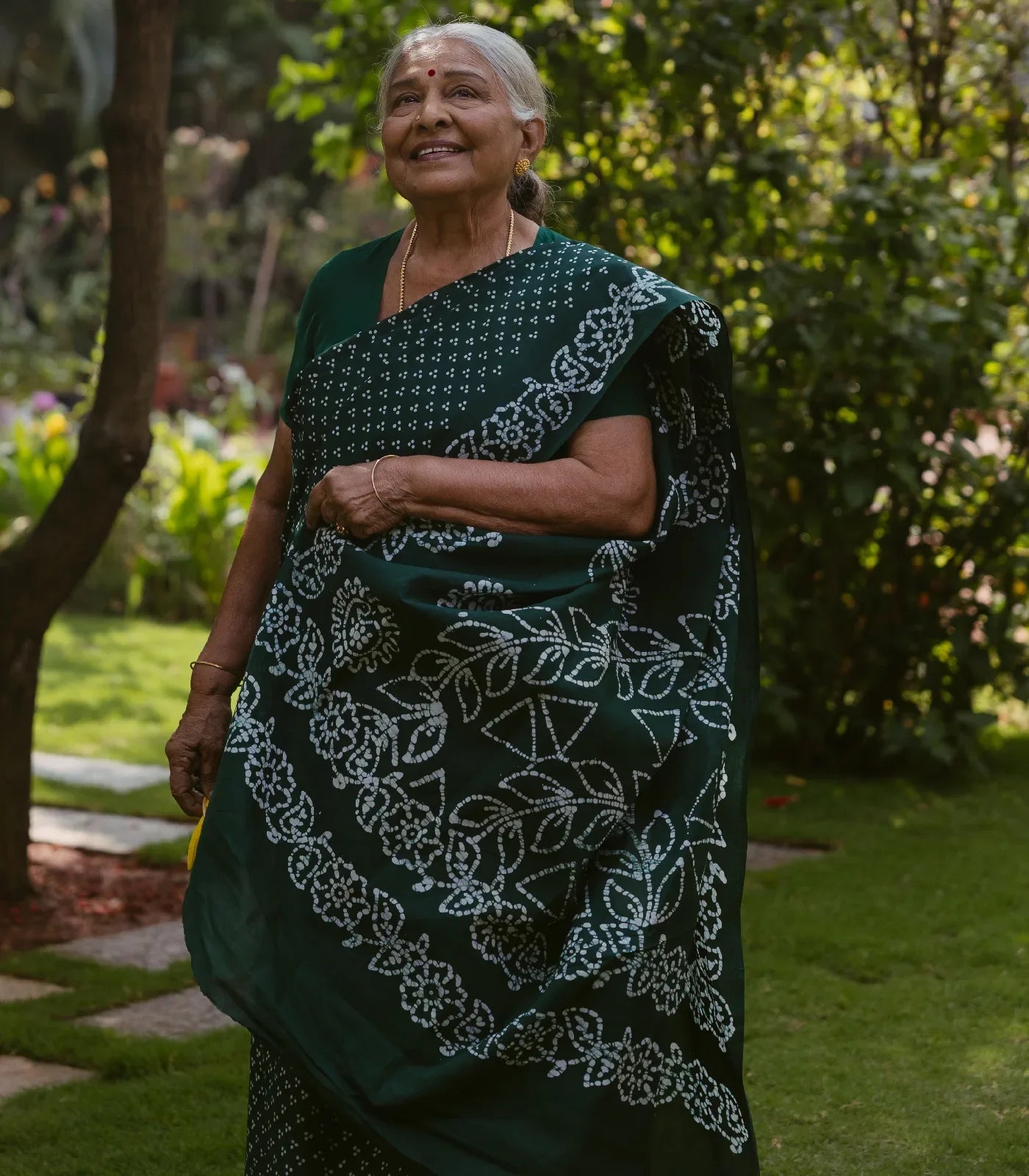 Bottle Green Sungudi Cotton Saree With Tie & Dye Floral Motifs