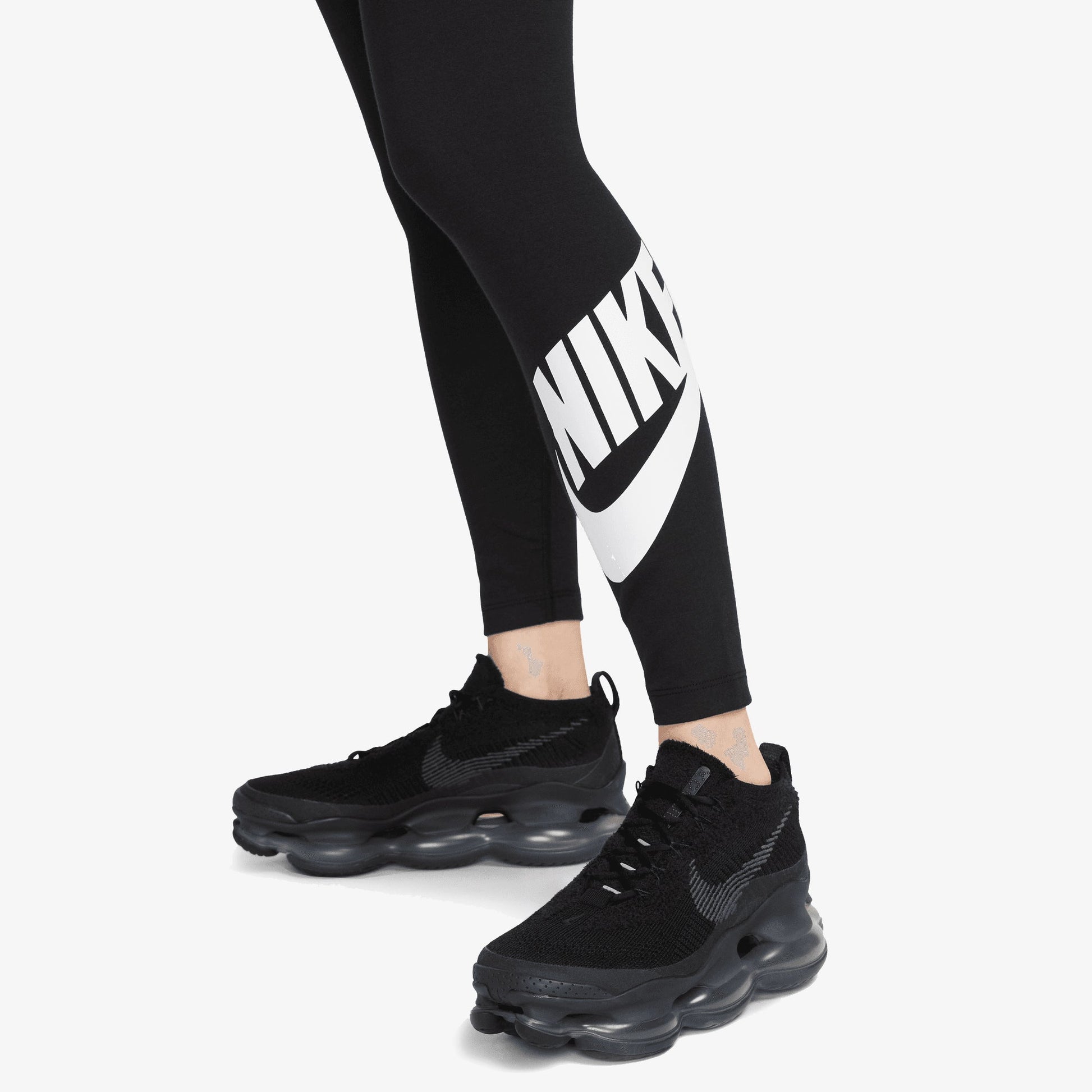 NIKE | SPORTSWEAR CLASSICS { BLACK/WHITE