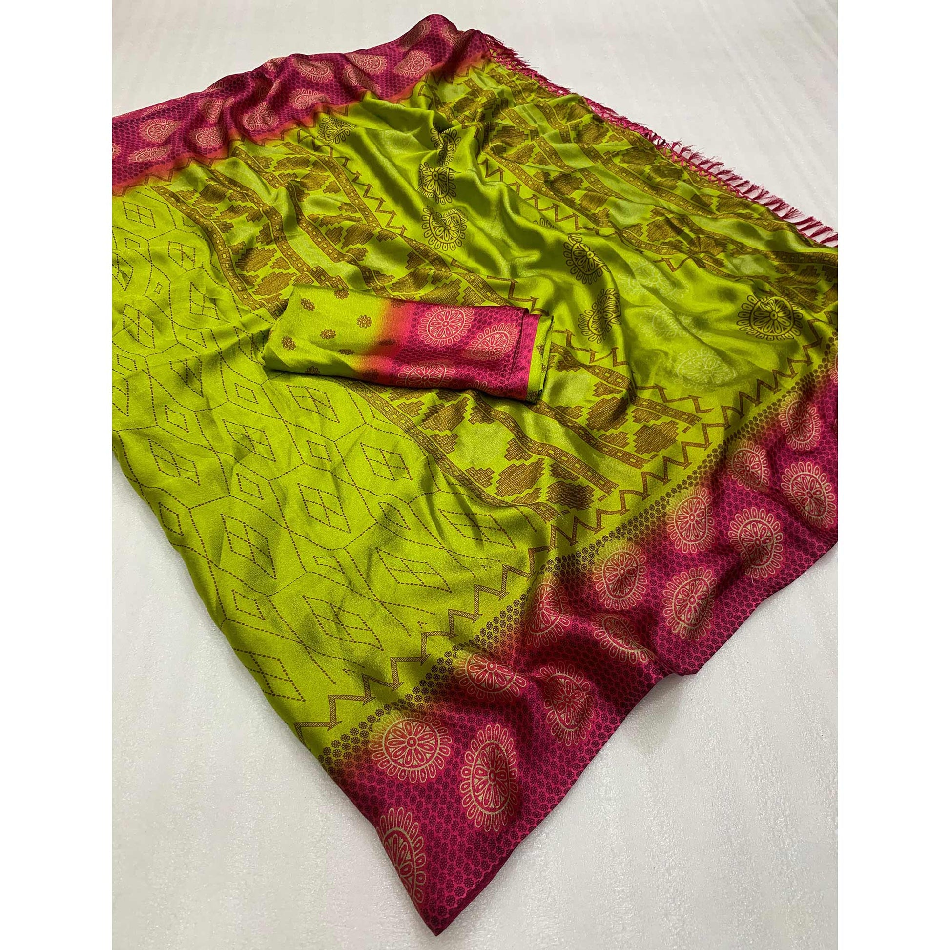 green-geometric-printed-chiffon-saree-7