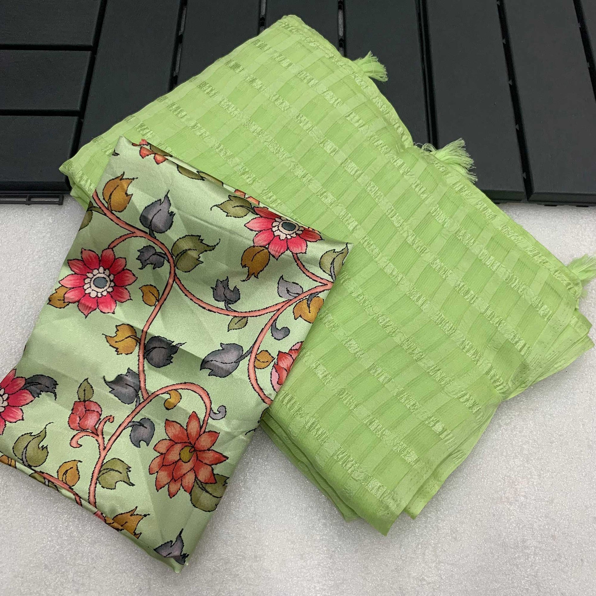 green-woven-chiffon-wrinkle-saree-with-tassels