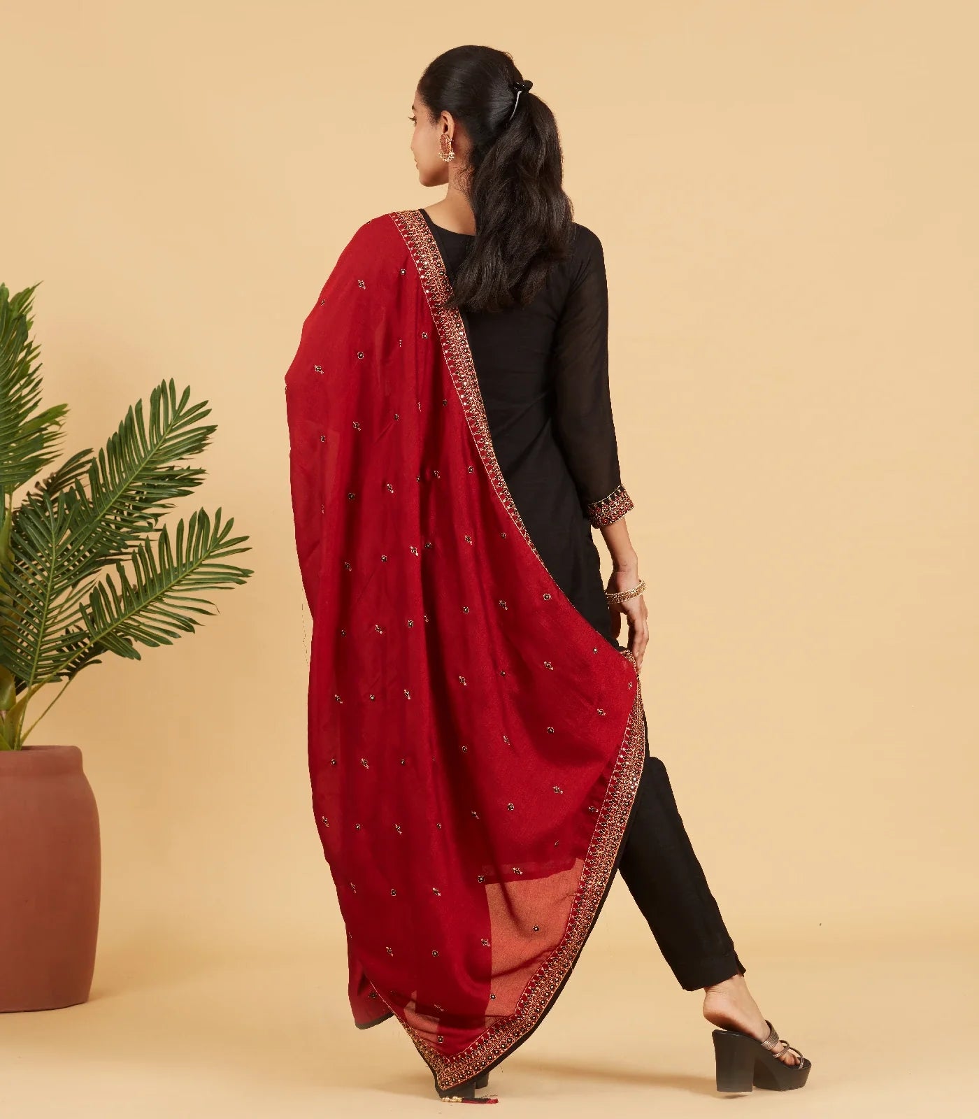 Black Kurta Set With Contrast Red Dupatta