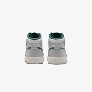 JORDAN | AIR JORDAN 1 MID SE (GS) { WHITE/OXIDIZED GREEN-SAIL-NEUTRAL GREY