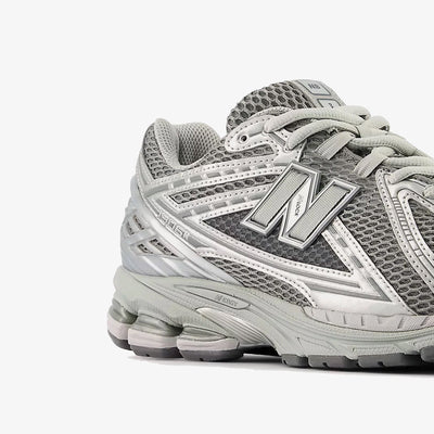 New Balance | 1906R  { GREY/SILVER