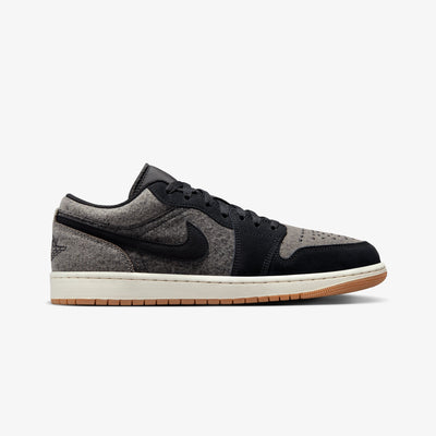 JORDAN | AIR JORDAN 1 LOW { BLACK/BLACK-LT SMOKE GREY-SAIL