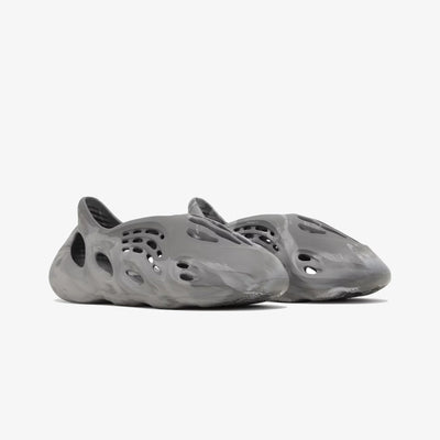 ADIDAS ORIGINALS | YZY FOAM RNR { ANATOMICAL/MX GRANITE